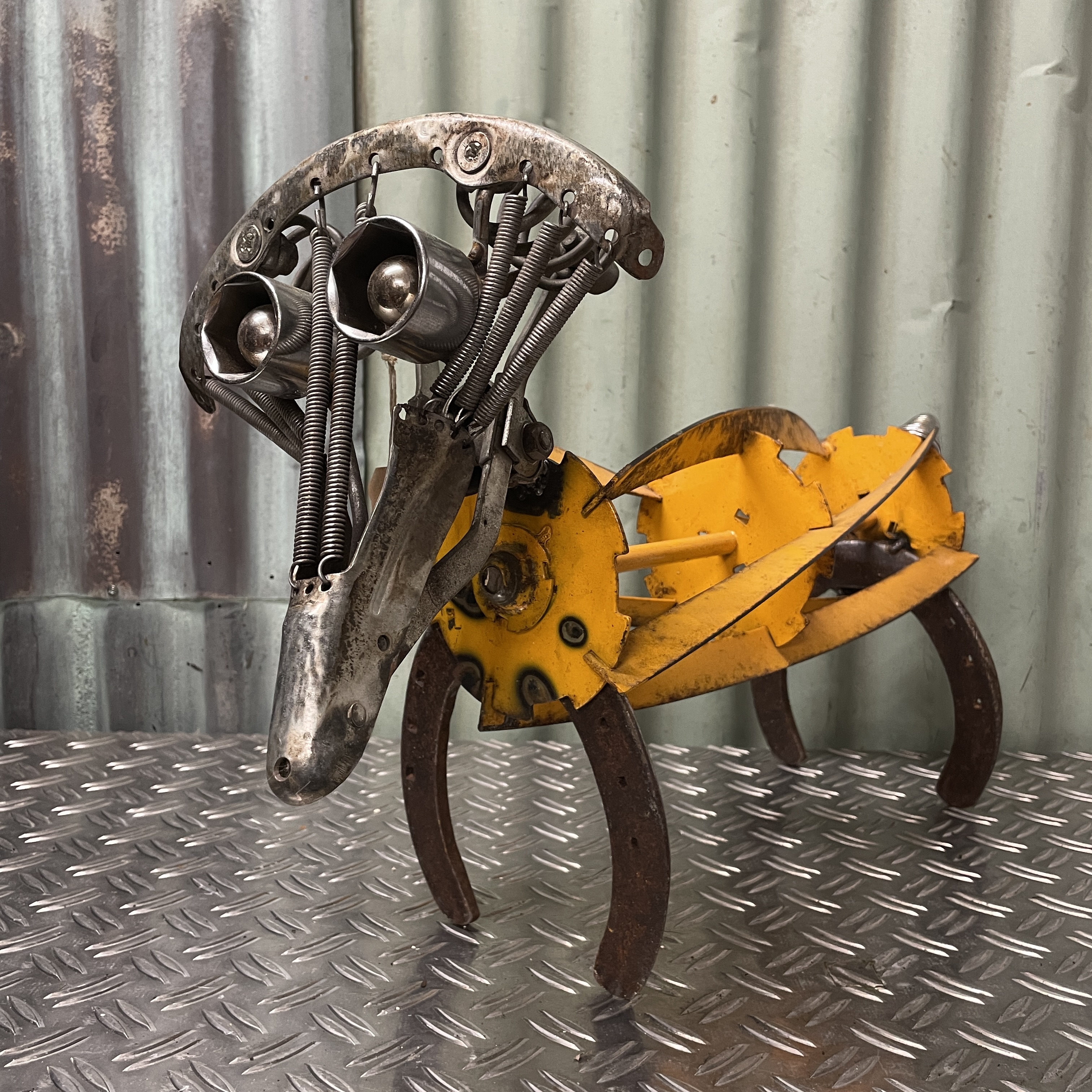 Metalen hond - grasmaaier - fiets onderdelen