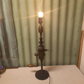 Oude industriële handboor als lamp