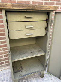 Vintage industrieel ijzeren werkplaatskast