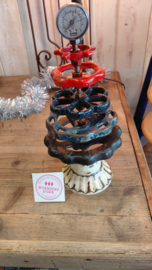 Kerstboom gemaakt van oude afsluiters.