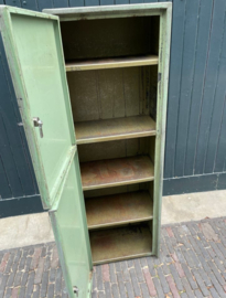 Vintage industriële werkplaatskast