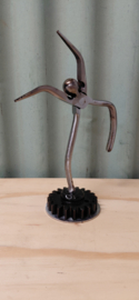 Ballerina/Danseres gemaakt van oud gereedschap