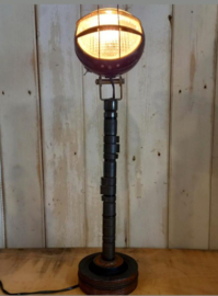 Tafellamp van nokkenas met tractorlamp.