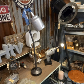Industriële verfspuit als lamp