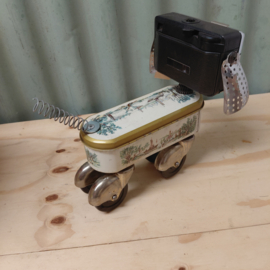 Robotje gemaakt van oud blikje en fototoestel