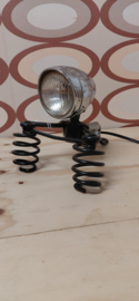 Lampje gemaakt van oud fietszadel en koplamp