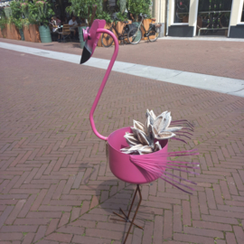 Metalen vogel (flamingo rose) als bloembak.