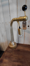 Industriële lamp van oude biertap - bierpomp