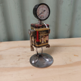 Robotje gemaakt van oude zaklantaarn upcycling duurzaamheid