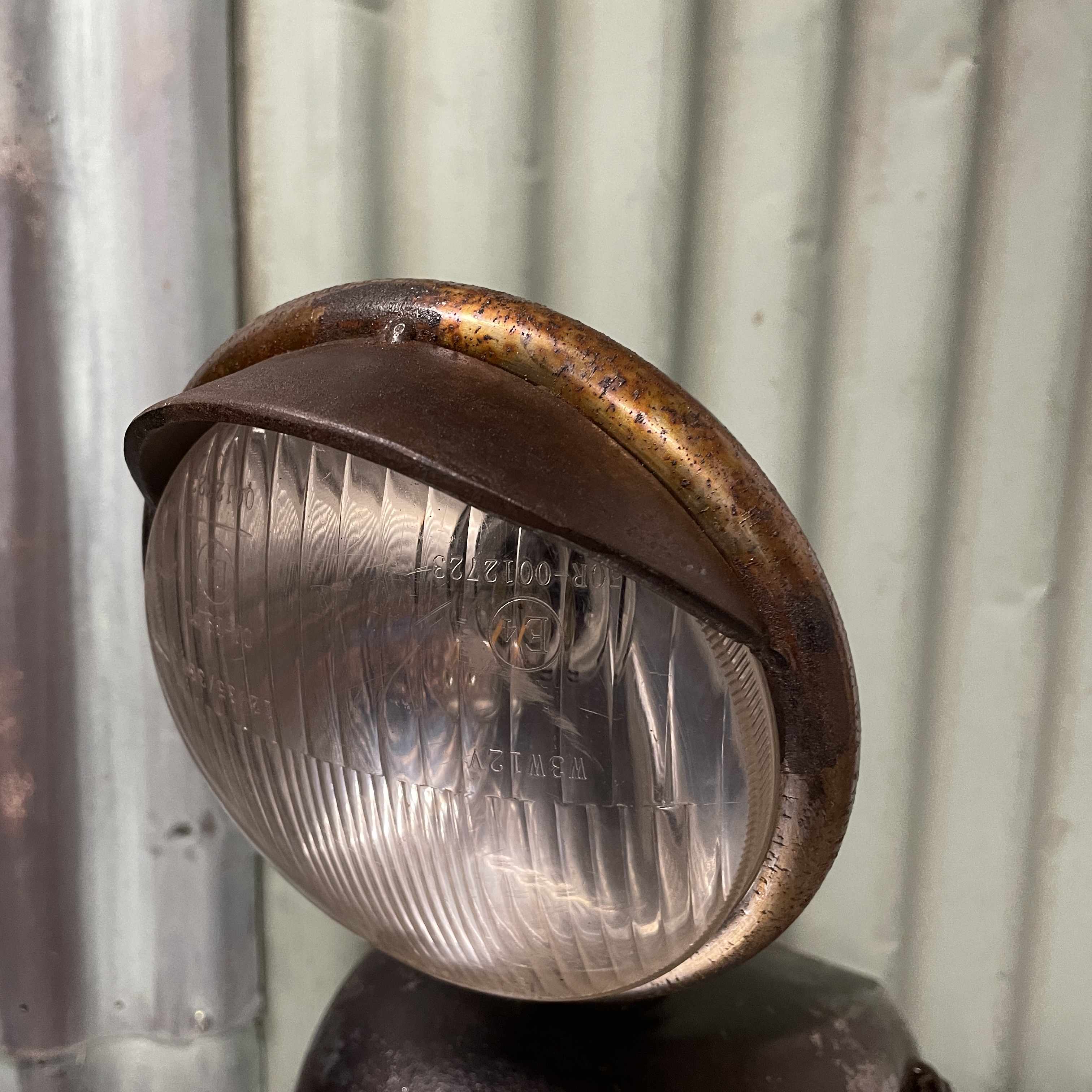 Metalen vogel gemaakt van Puch bromfietstank.