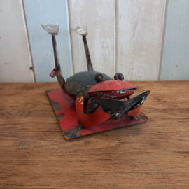 Kikker liggend van gerecycled blik