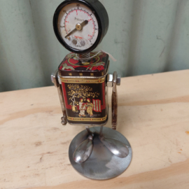 Robotje gemaakt van oude zaklantaarn upcycling duurzaamheid