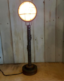 Tafellamp van nokkenas met tractorlamp.