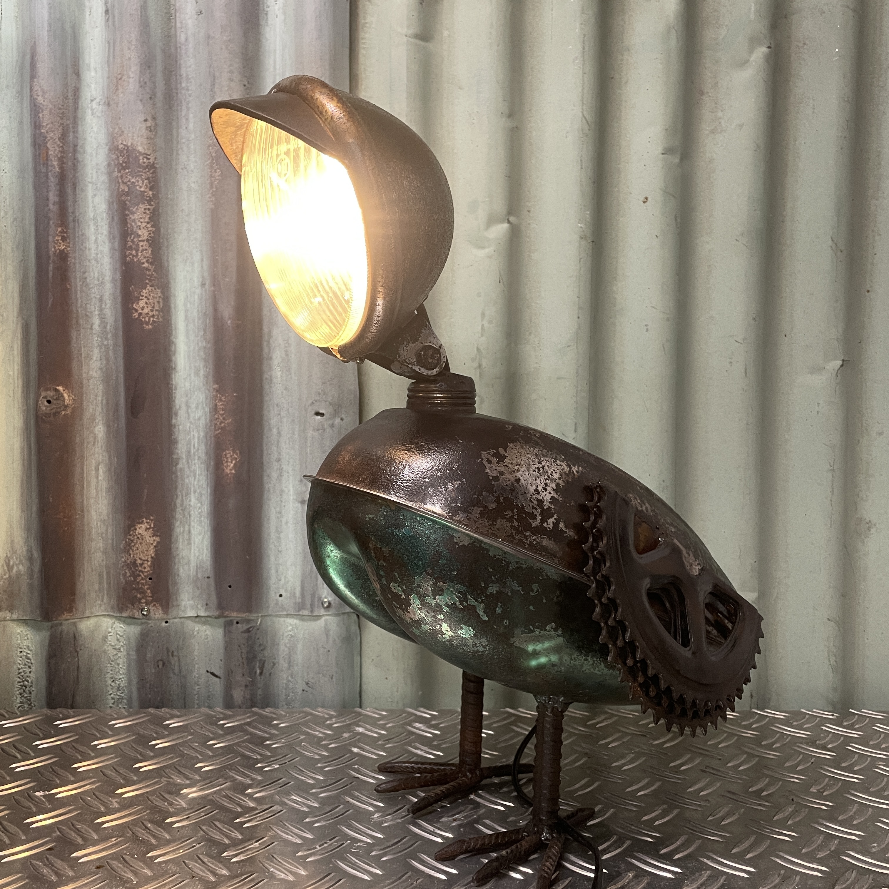Metalen vogel gemaakt van Puch bromfietstank.