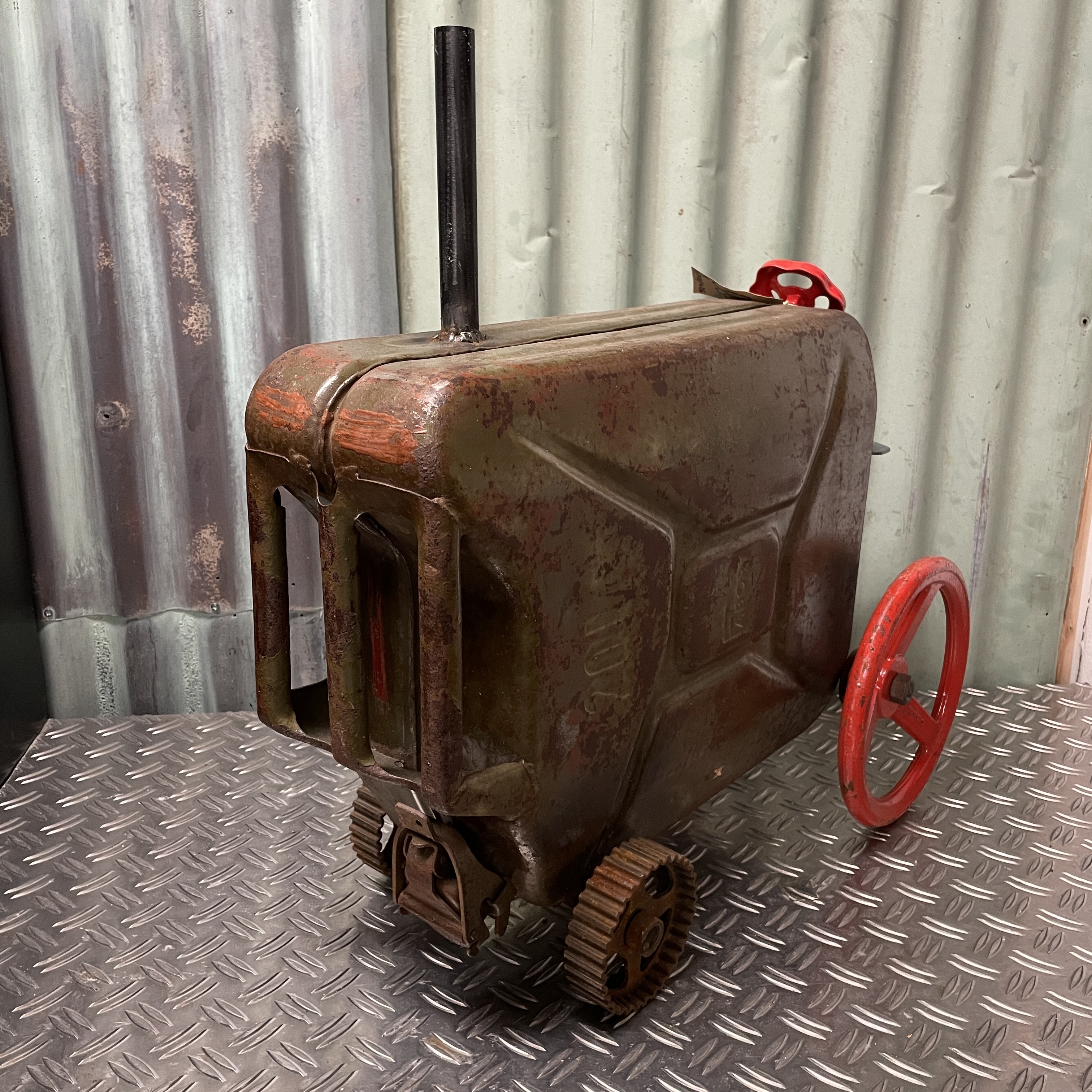 Tractor  van oude jerrycan