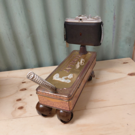 Robotje gemaakt van oud blikje en fototoestel