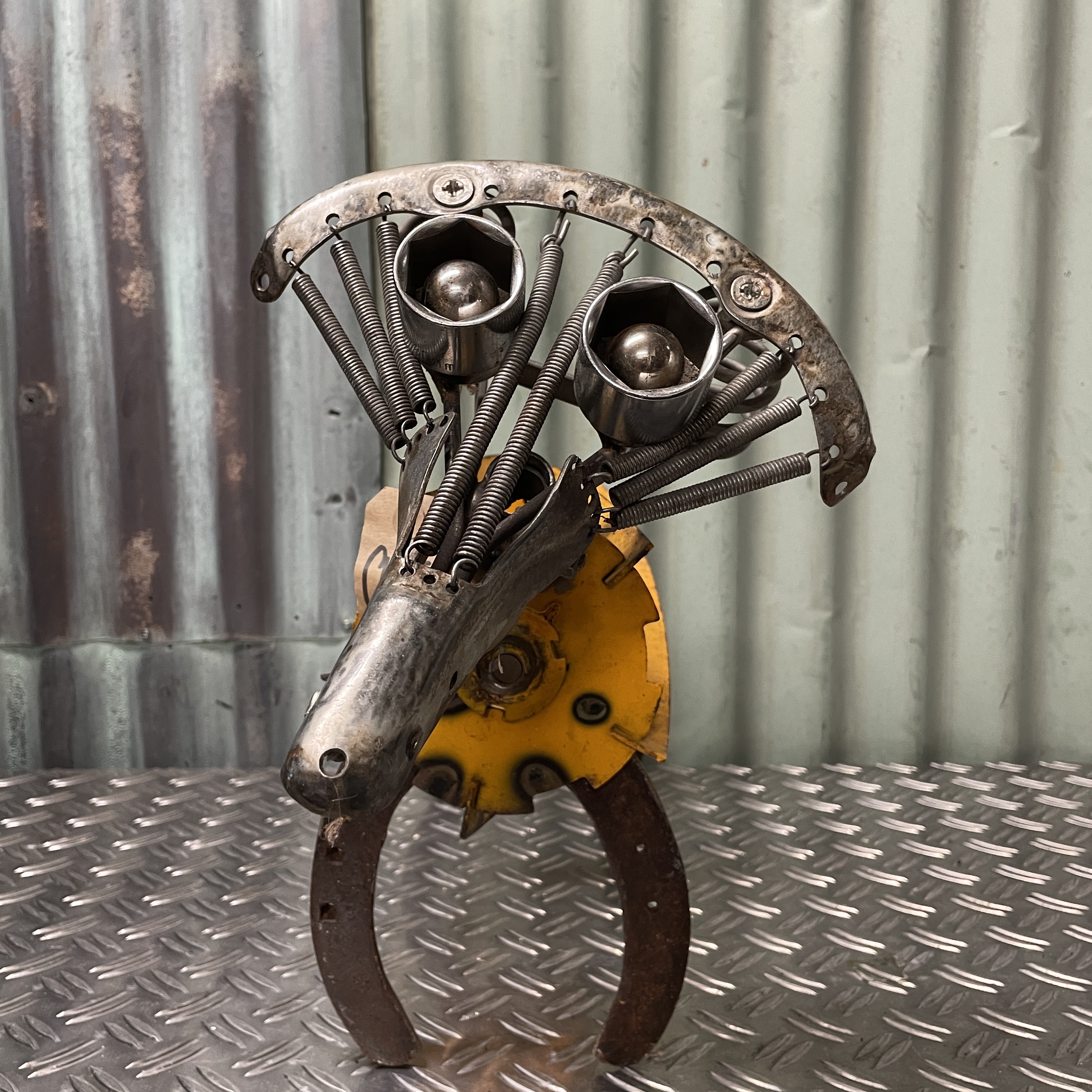 Metalen hond - grasmaaier - fiets onderdelen