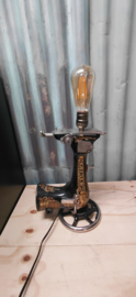 Lamp gemaakt van oude  naaimachine.