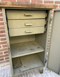 Vintage ijzeren kastje met houten werkblad.
