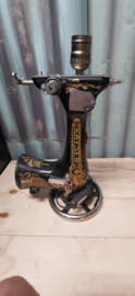 Lamp gemaakt van oude  naaimachine.