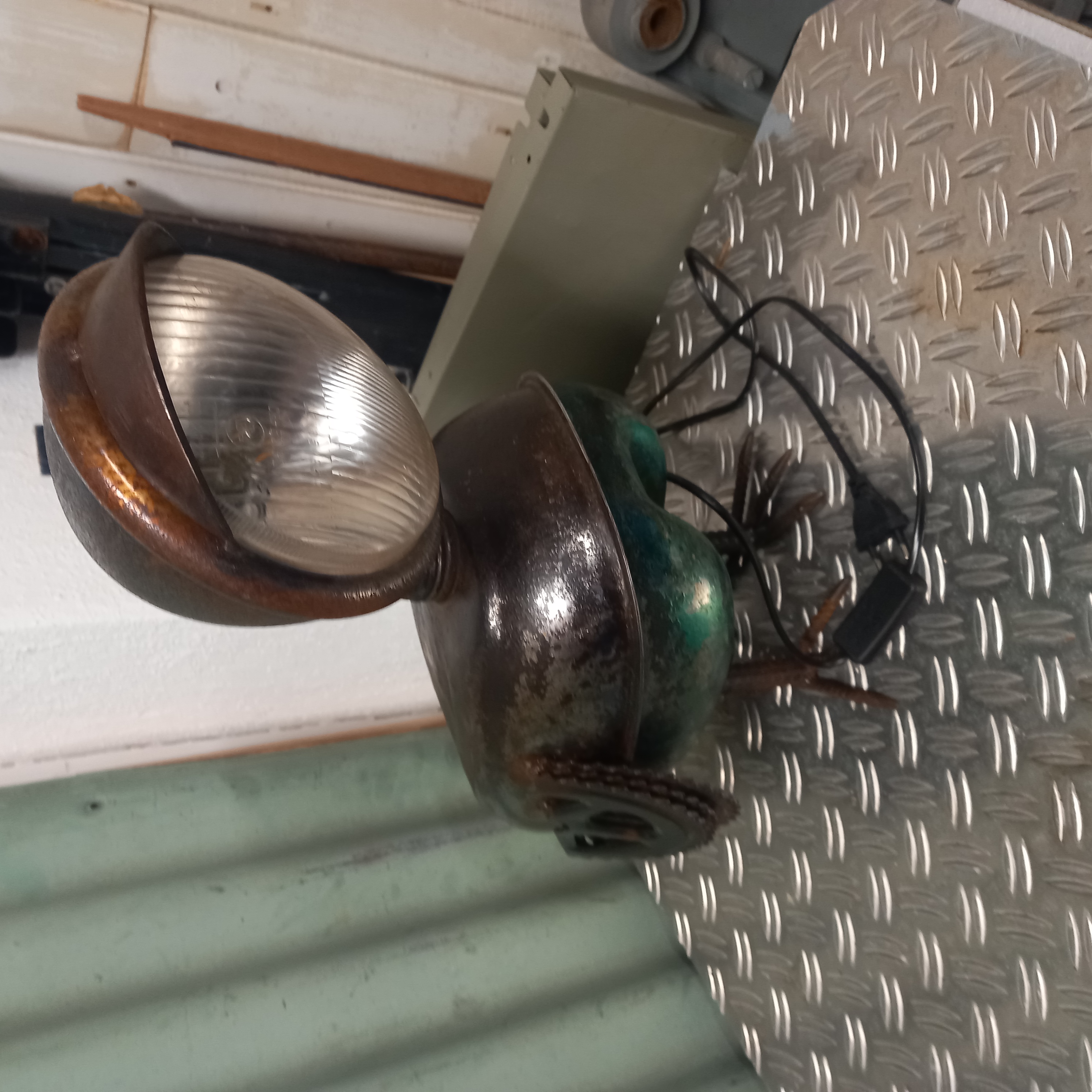 Vintage bromfietstank  als vogel lamp