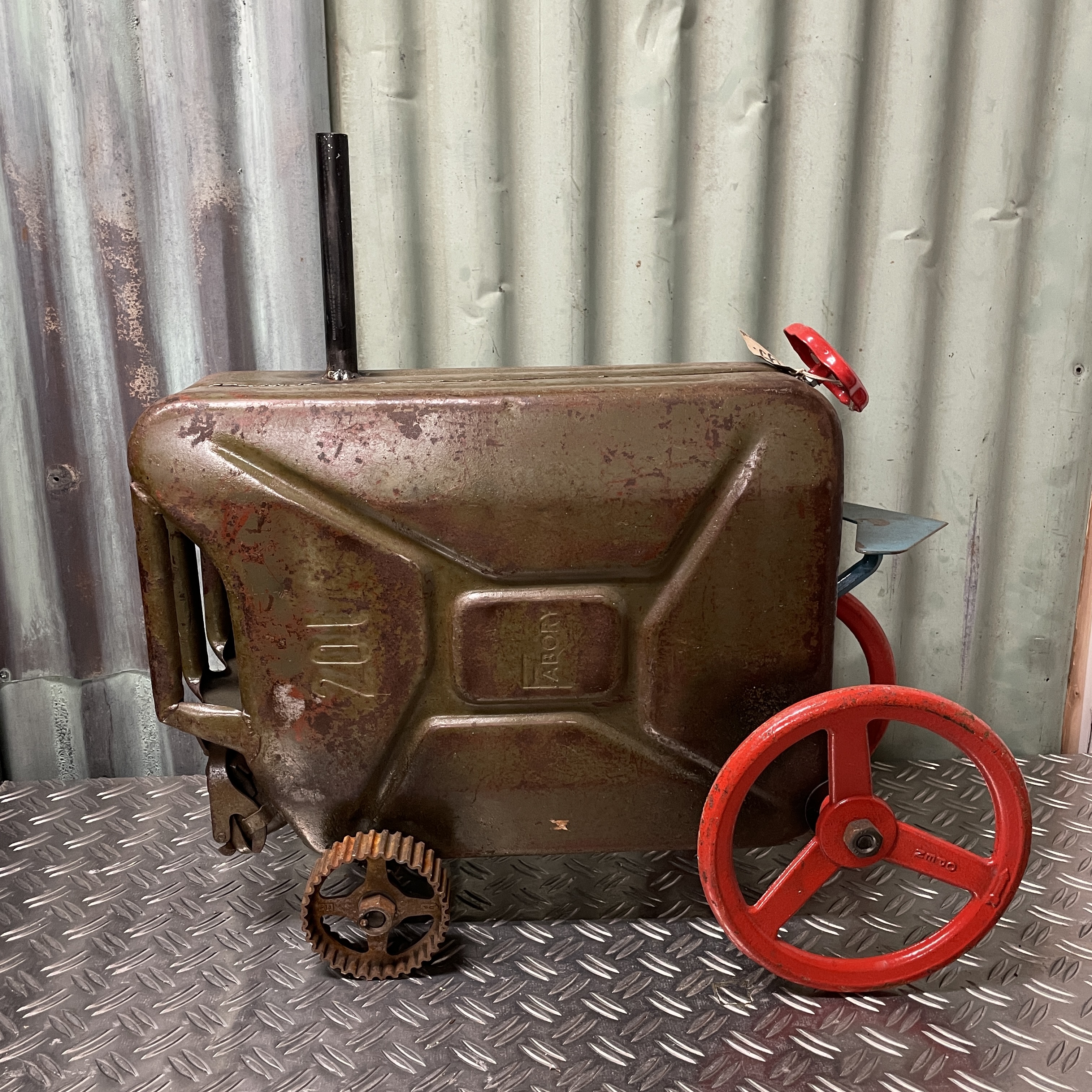 Tractor  van oude jerrycan