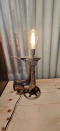 Lamp gemaakt van oude  naaimachine.