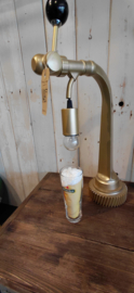Industriële lamp van oude biertap - bierpomp