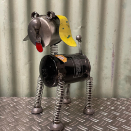Blikken hond van gerecycled oliefilters
