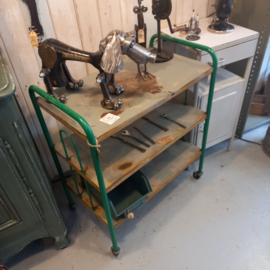 Kleine groene trolley of BBQ hulp.