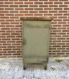 Vintage ijzeren kastje met houten werkblad.