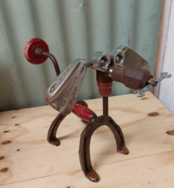 Metalen hond gemaakt van oude handboor, golfsticks  en hoefijzers