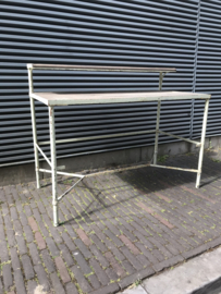 Industriële werkbank met opstand.