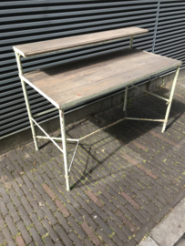 Industriële werkbank met opstand.