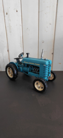 Blikken oldtimer tractor in het blauw