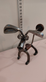 Industriële hond gemaakt van oude zaag en hoefijzers