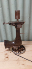 Lamp gemaakt van oude naaimachine.