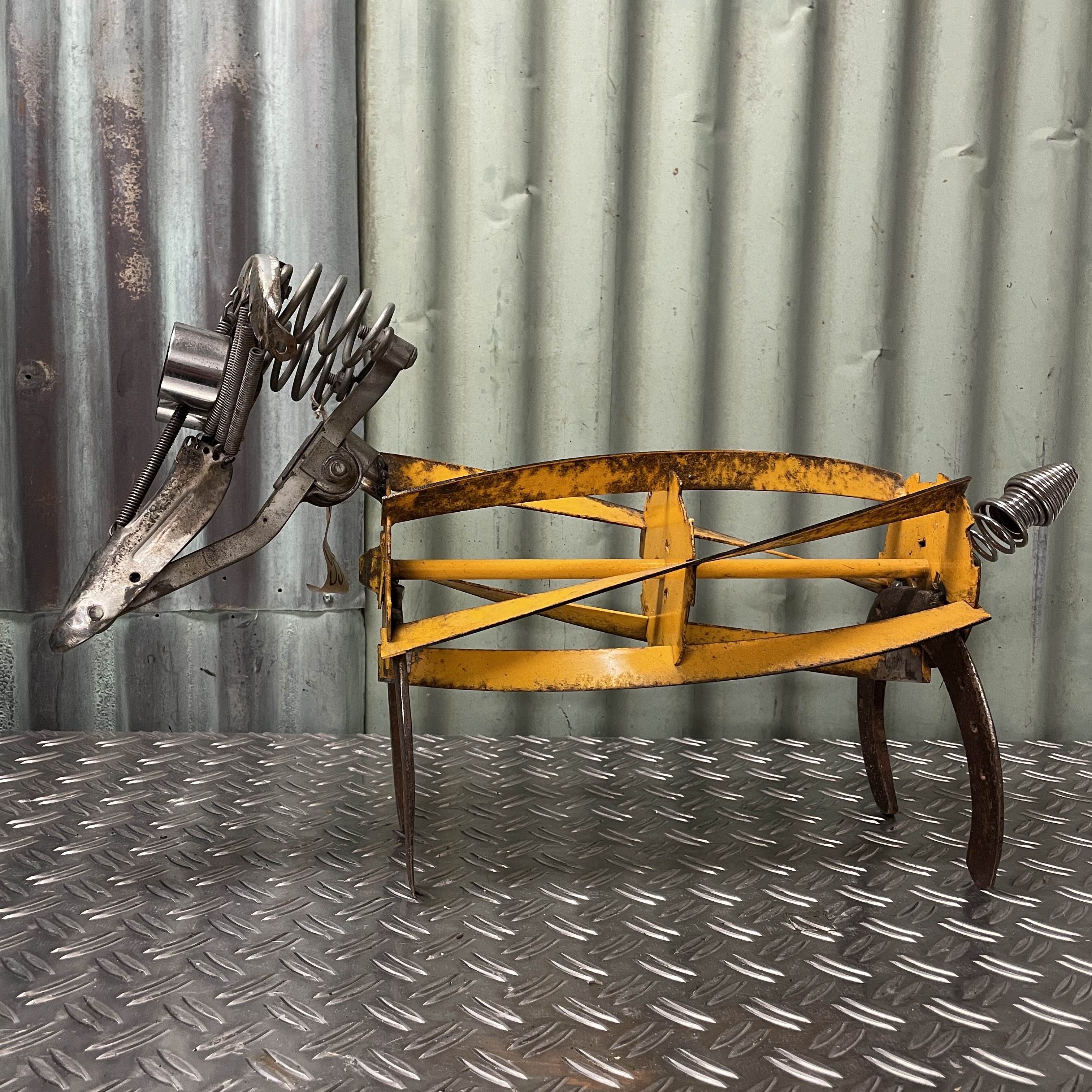 Metalen hond - grasmaaier - fiets onderdelen