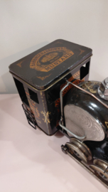 Locomotief gemaakt van oude Naaimachine.