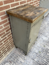 Vintage industrieel ijzeren werkplaatskast