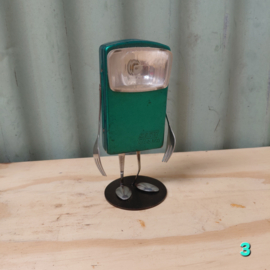 Robotje gemaakt van oude zaklantaarn upcycling duurzaamheid