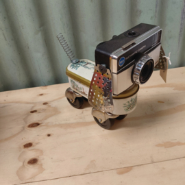 Robotje gemaakt van oud blikje en fototoestel