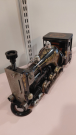 Locomotief gemaakt van oude Naaimachine.