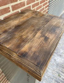 Vintage ijzeren kastje met houten werkblad.