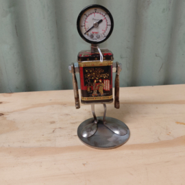 Robotje gemaakt van oude zaklantaarn upcycling duurzaamheid