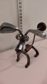 Industriële hond gemaakt van oude zaag en hoefijzers