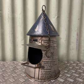 Vogelhuisje van gerecycled blik.