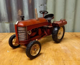 Blikken oldtimer Tractor  in t Rood