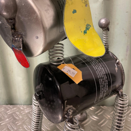 Blikken hond van gerecycled oliefilters