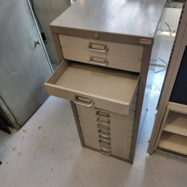 Vintage ladekastje van Backfield met 15 lade's  groot model.